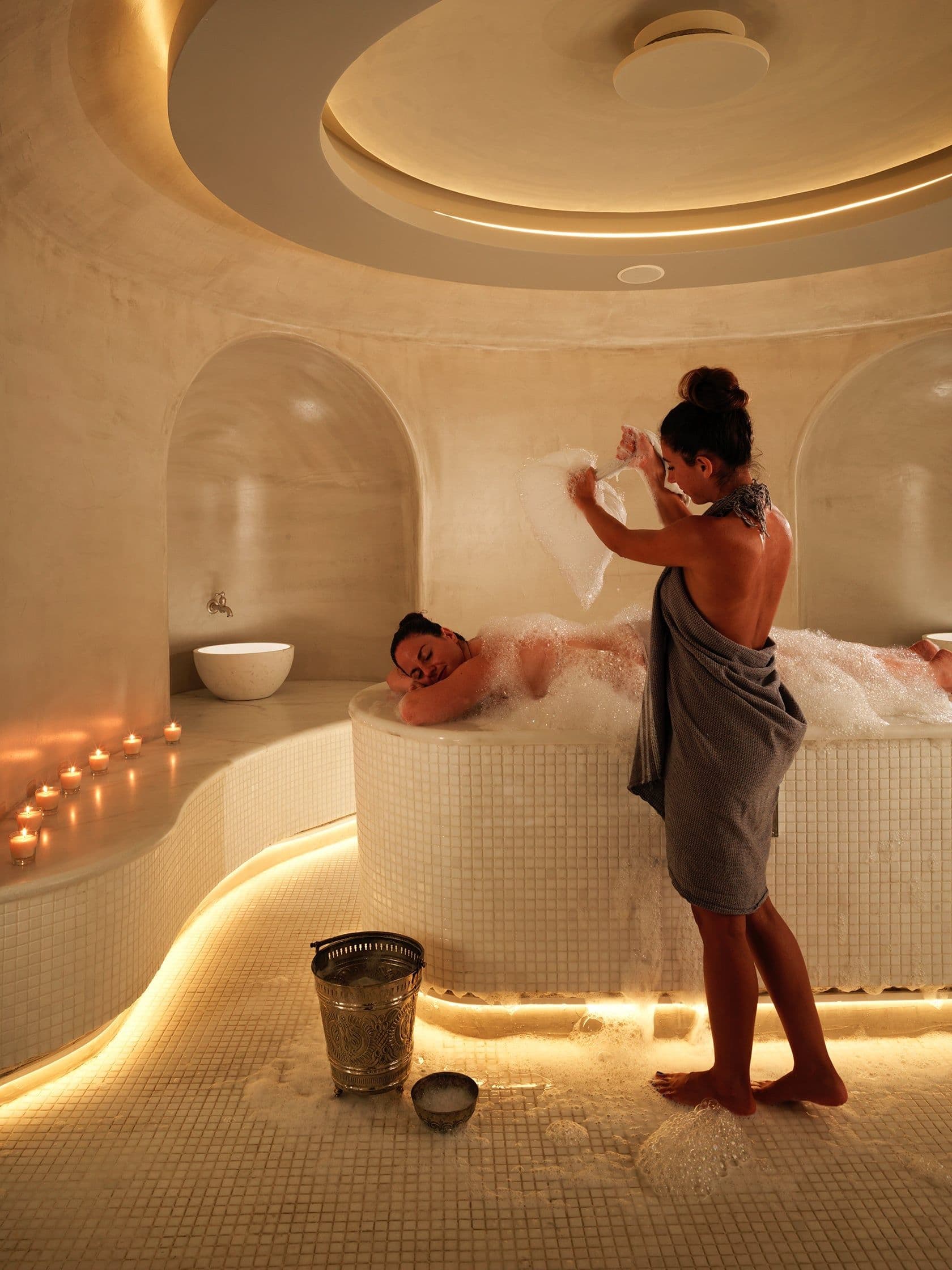 Luxury spa Saket treatment room