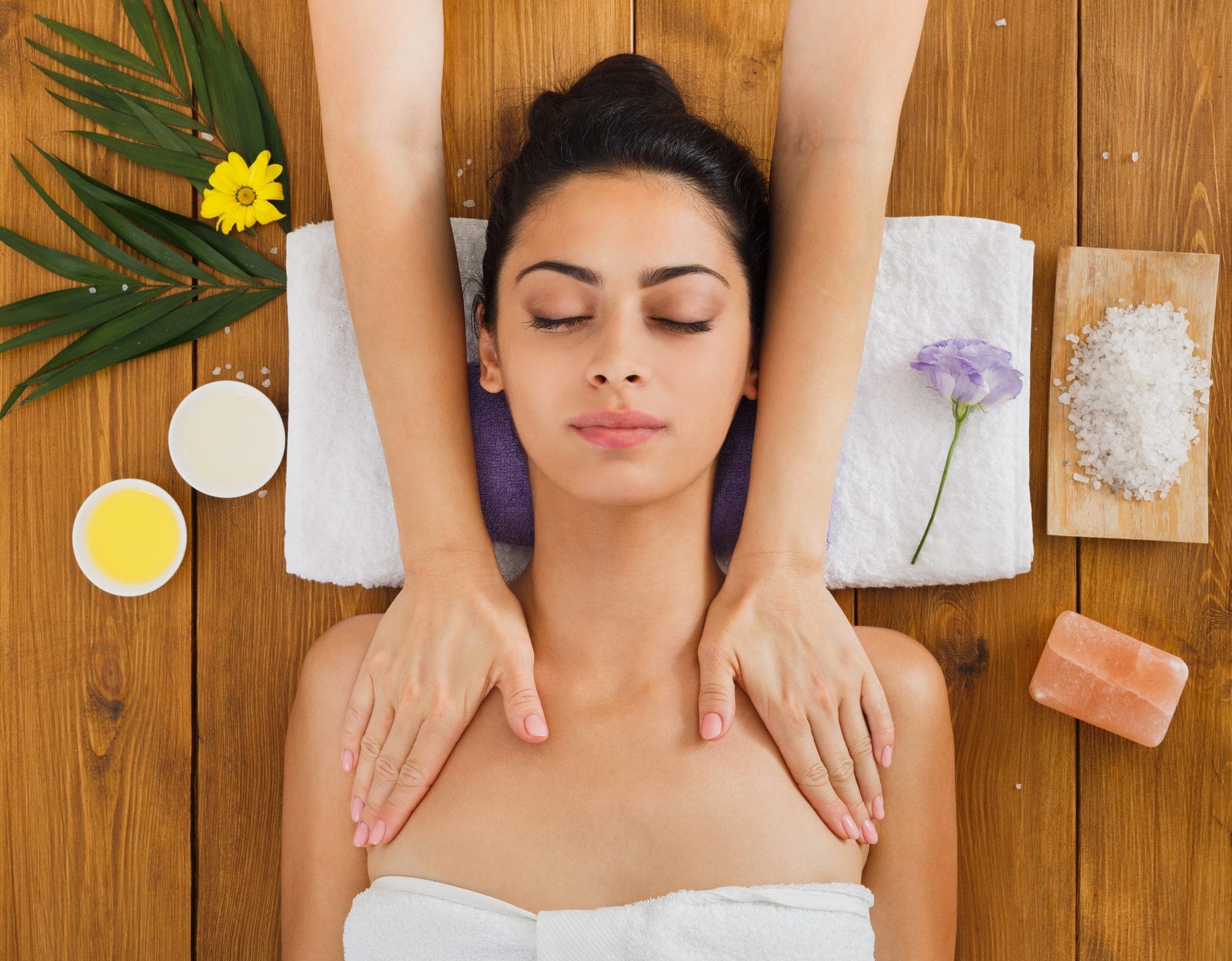 Warm oil therapy during a Delhi sandwich massage