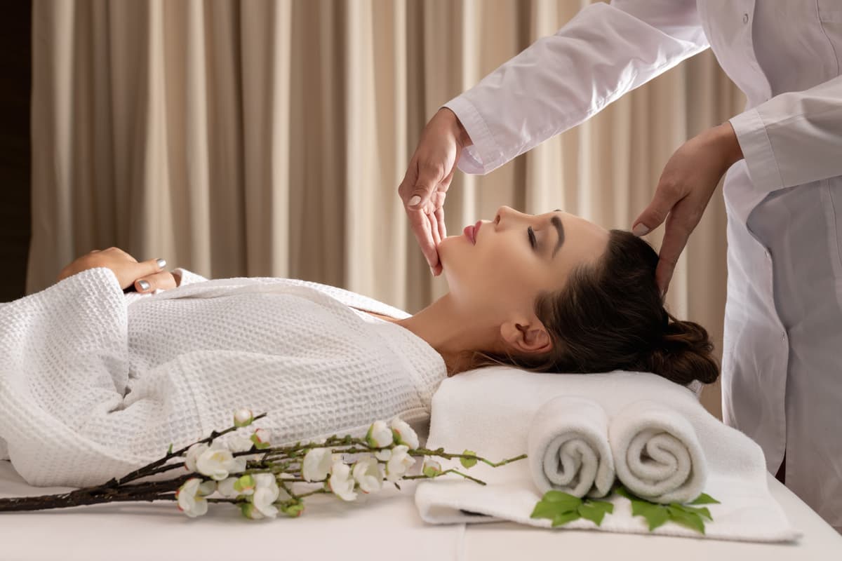 How a Hot Stone Massage Works and What it Is?