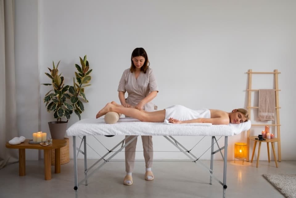 Therapist giving a body to body massage in Delhi
