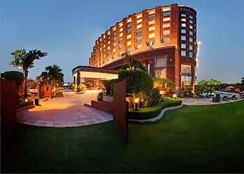 Aromatherapy massage session in Noida